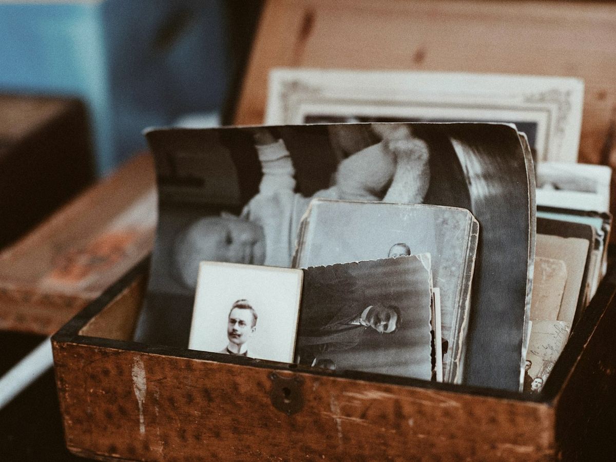 Een houten kistje vol oude portretfoto's