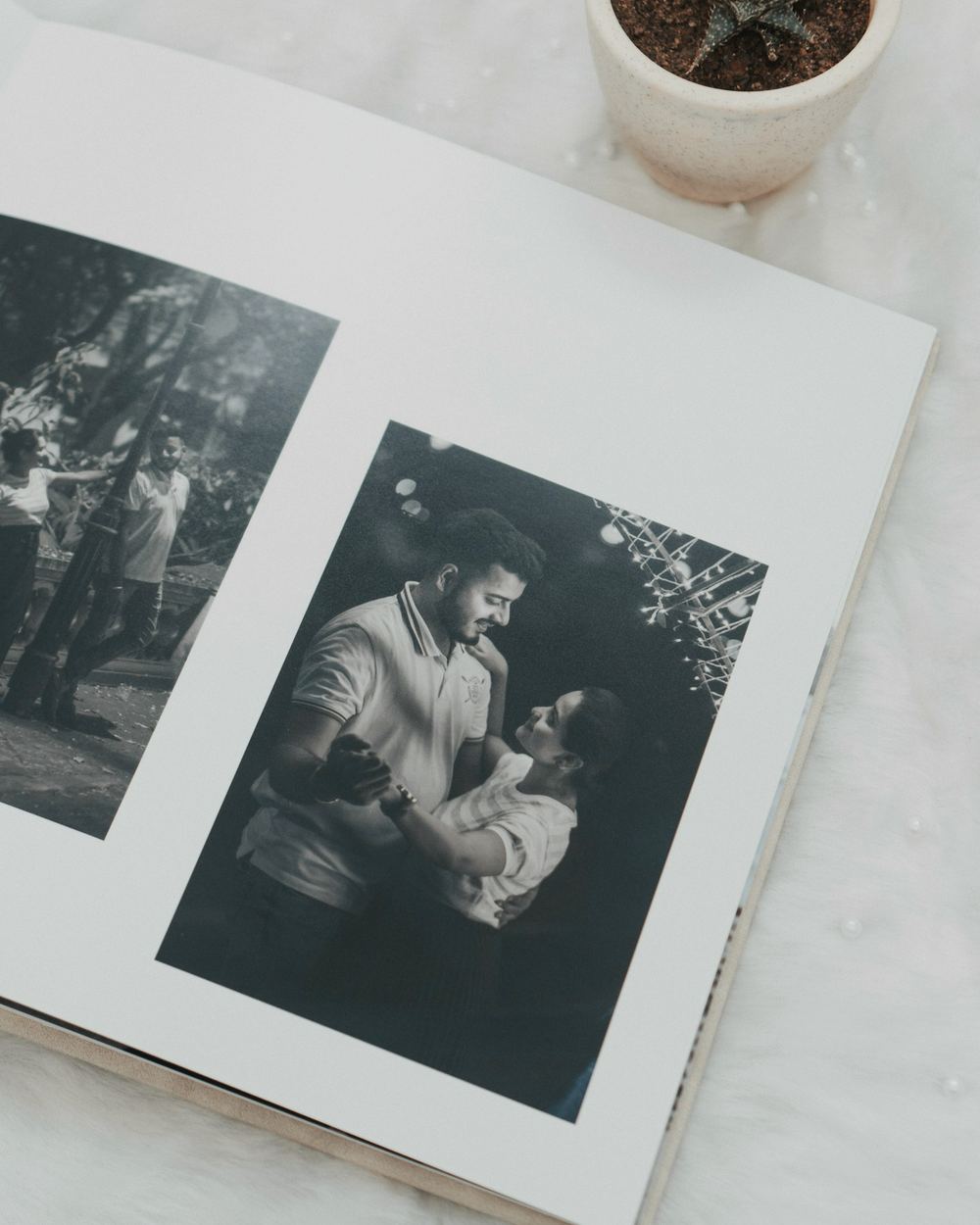 Een opengeslagen fotoboek met een grote foto op de rechterpagina